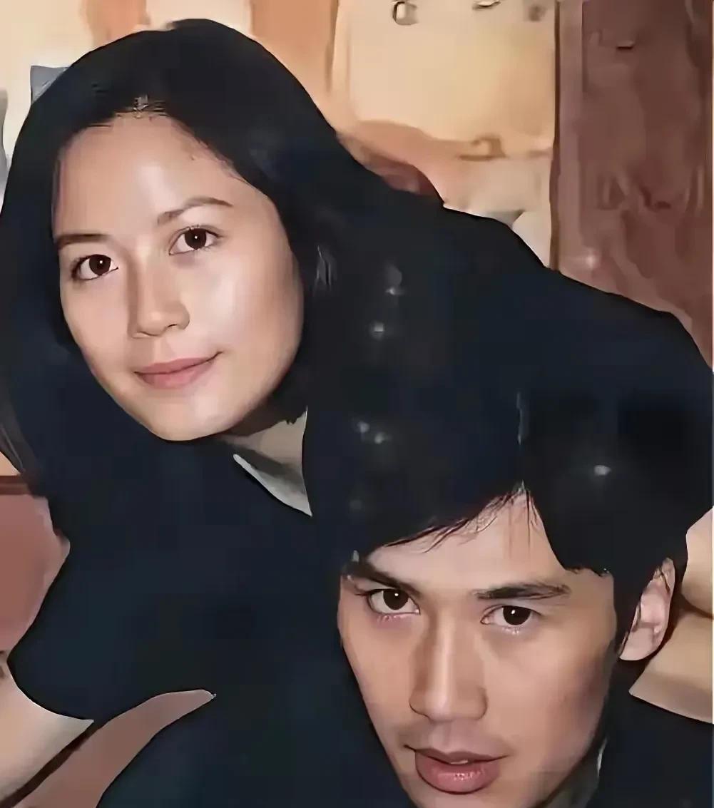 他俩，曾是同窗共读的同班同学，青春岁月里，他们携手走过校园的林荫小道，一起在知识