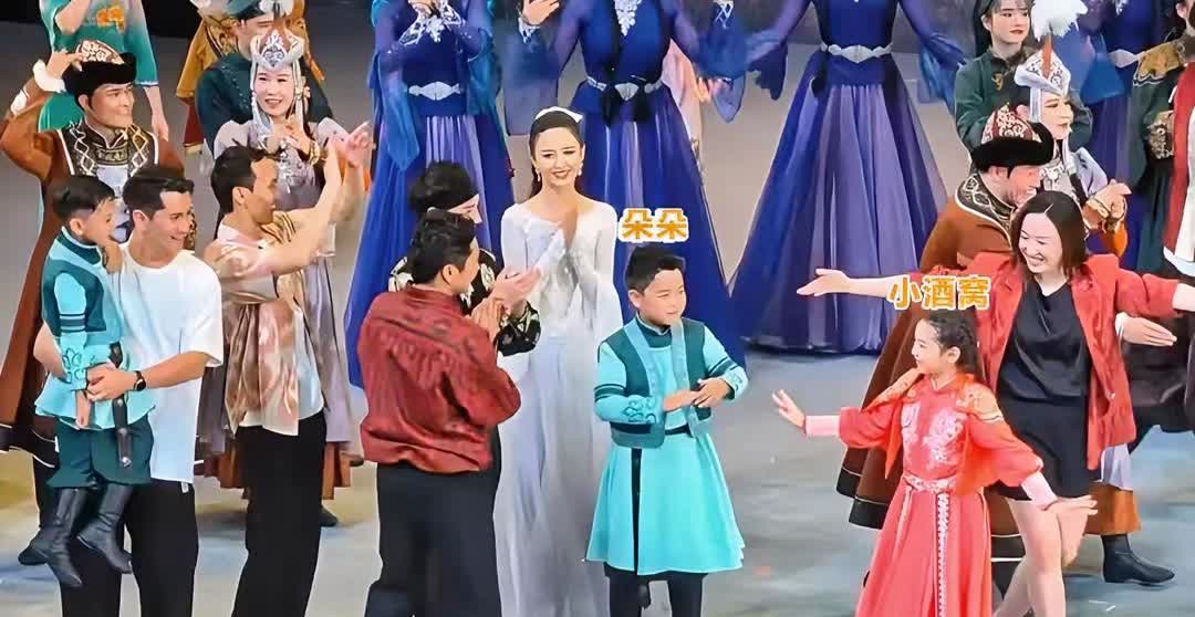 佟丽娅儿子是被姥姥带大的
结果佟丽娅说：暑假不让朵朵去姥家，胖的眼睛都没了，而