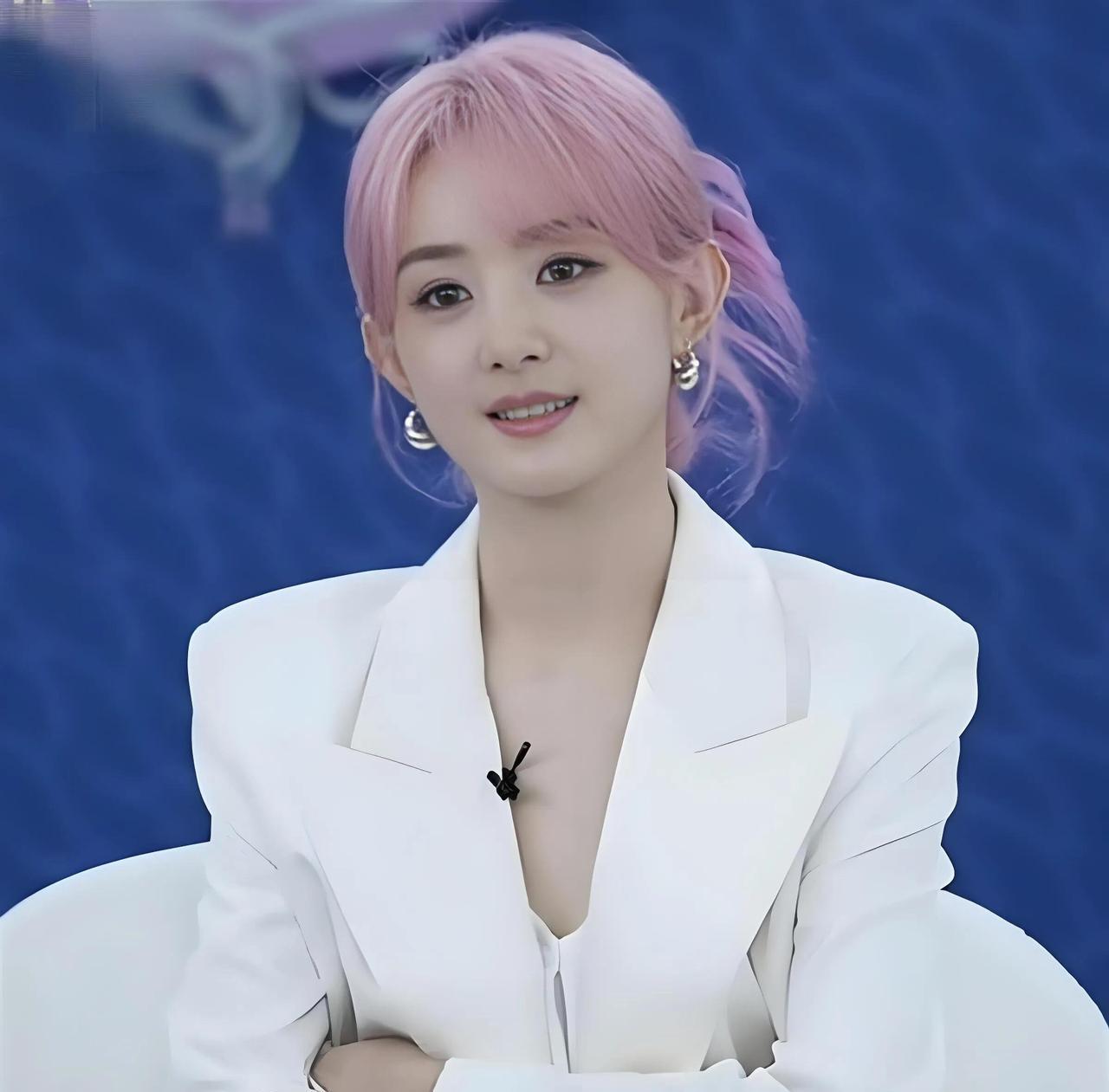 她的颜值没有杨幂好看，演技也没有刘亦菲好，真不知道这么多年以来她是怎样做到一直走