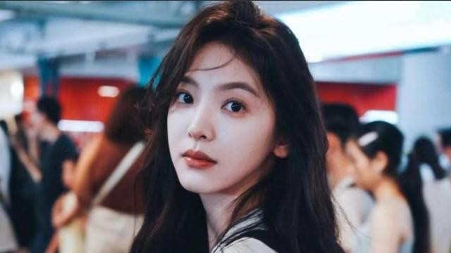 内娱第一“扶弟魔”，出道八年不敢停，章若楠的苦涩皆源于那个家