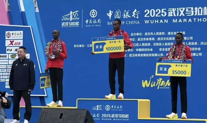 武汉马拉松第一名奖金10万美金，一听到这消息，网上就炸开锅了。
有网友说这钱都被