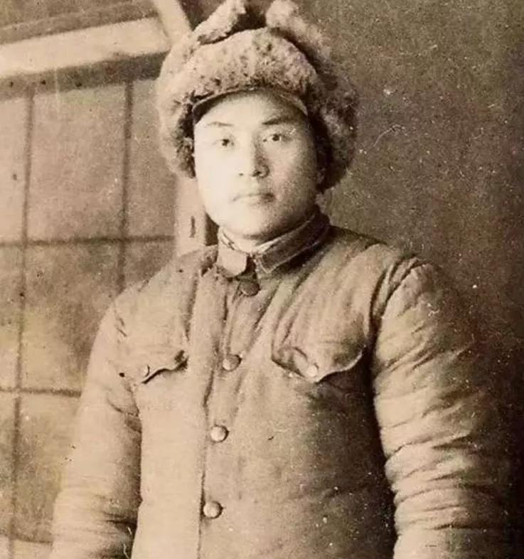 1942年，侦察股长凌少农，私下向日本人购买布料，对方说：“你看起来像军人？”凌
