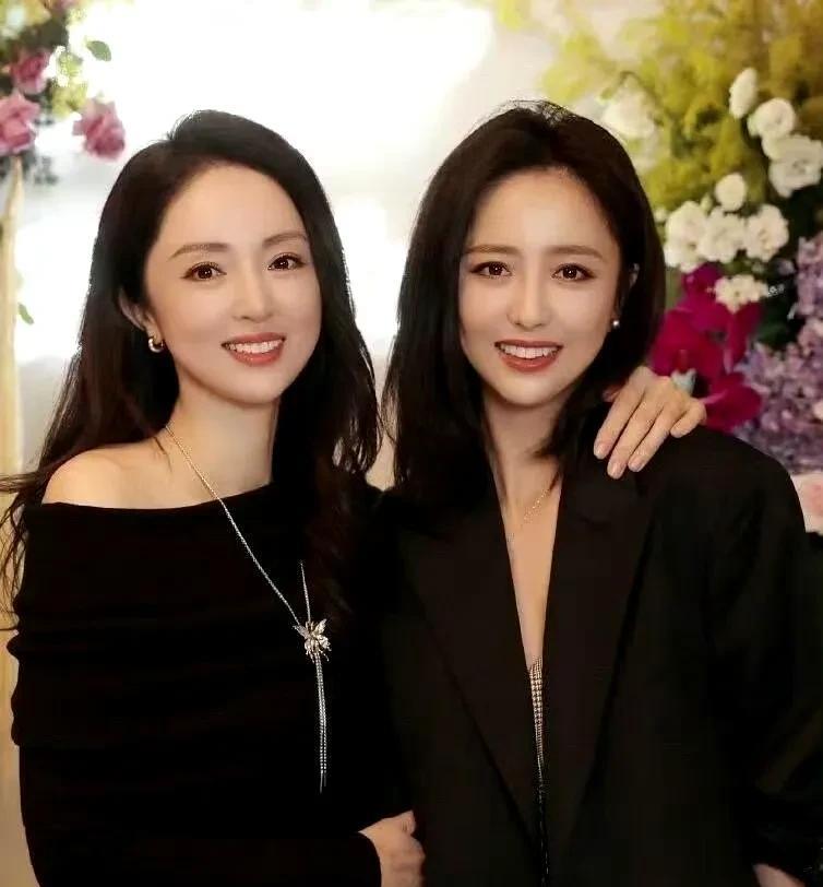 佟丽娅与董璇不愧是好闺蜜啊，婚姻状况也是如此相似！
但是两人离婚育儿观却大不相同