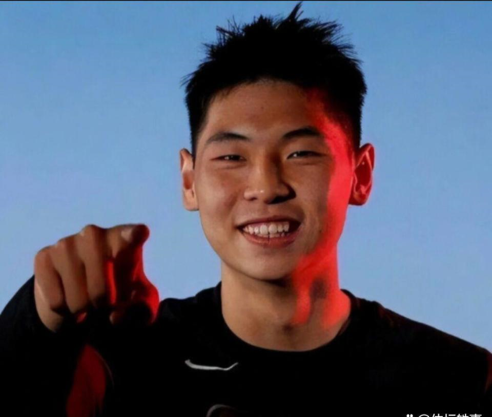 中国男篮新星崔永熙近期因“直男式发言”引发争议。在亚运会男篮对阵菲律宾的比赛中，