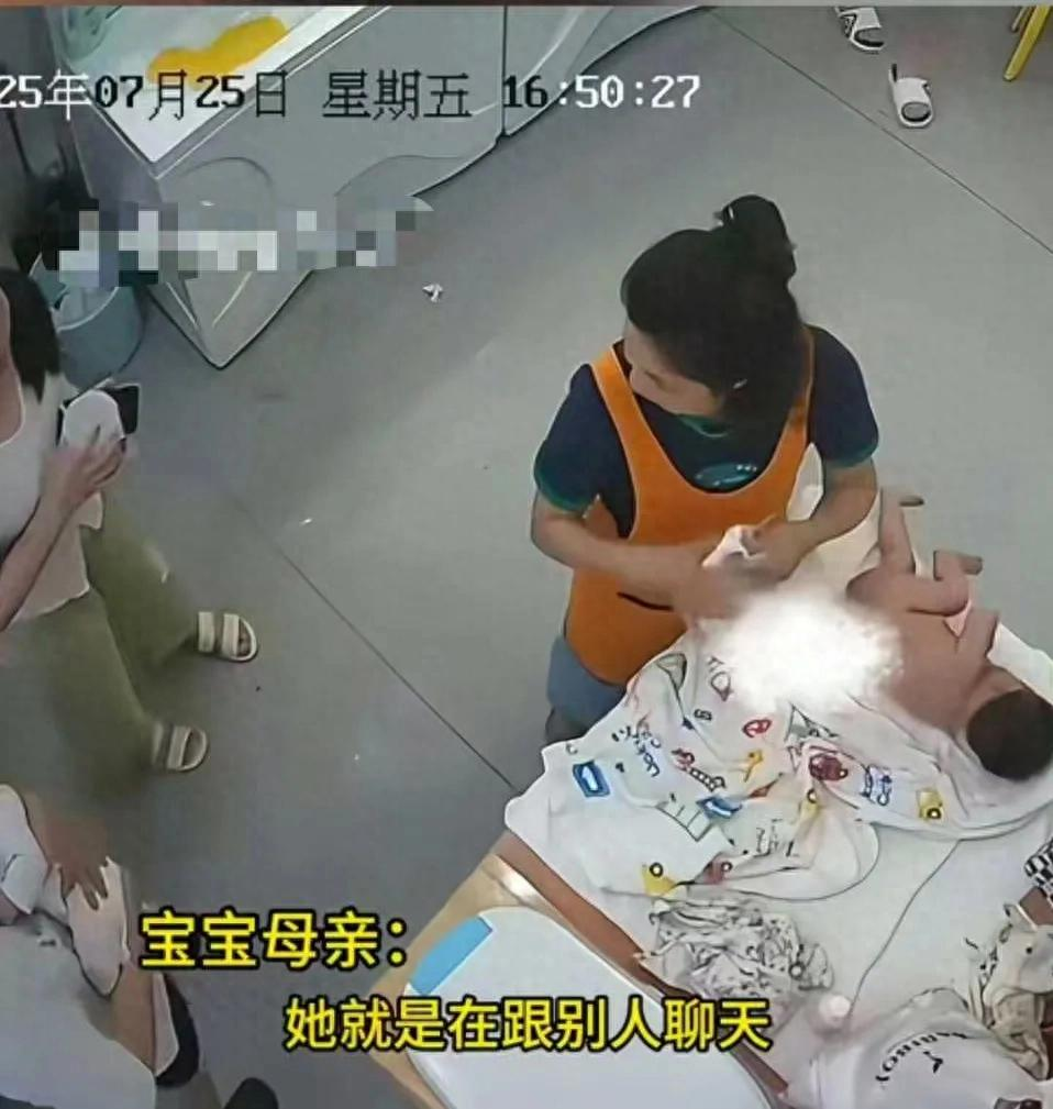 福建三明，女子带3个月大的宝宝去育婴店洗澡，结果在自己去结账时发生意外，宝宝一个