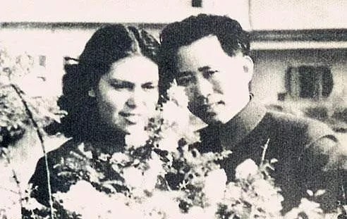 1938年，刘亚楼将军在苏联疗养的地方只有一个小枕头，他就想加一个。于是他用自己