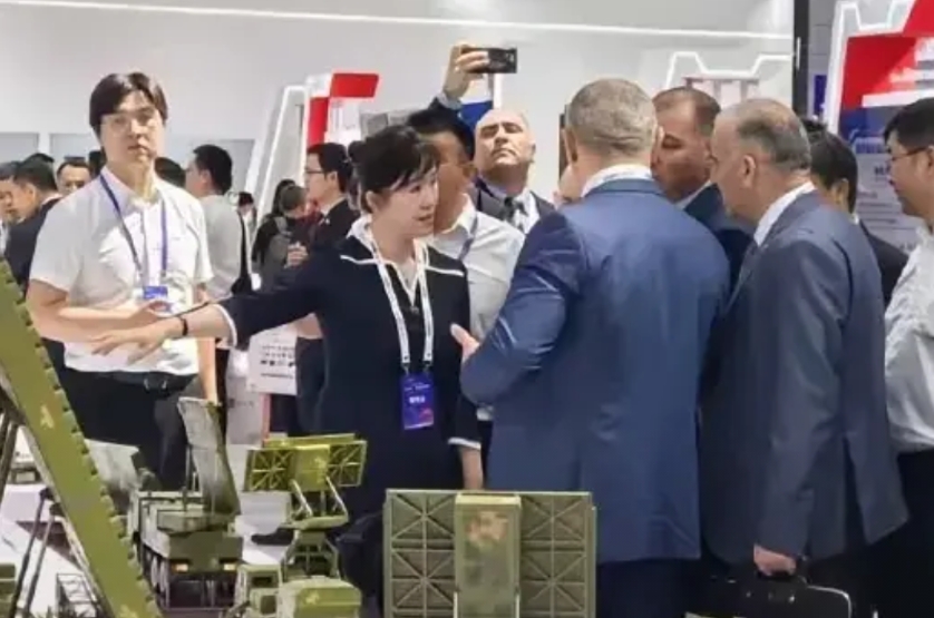 巴基斯坦战果后续来了！在合肥雷达展上看到老外们挤破头围观中国雷达的场面，真让人感