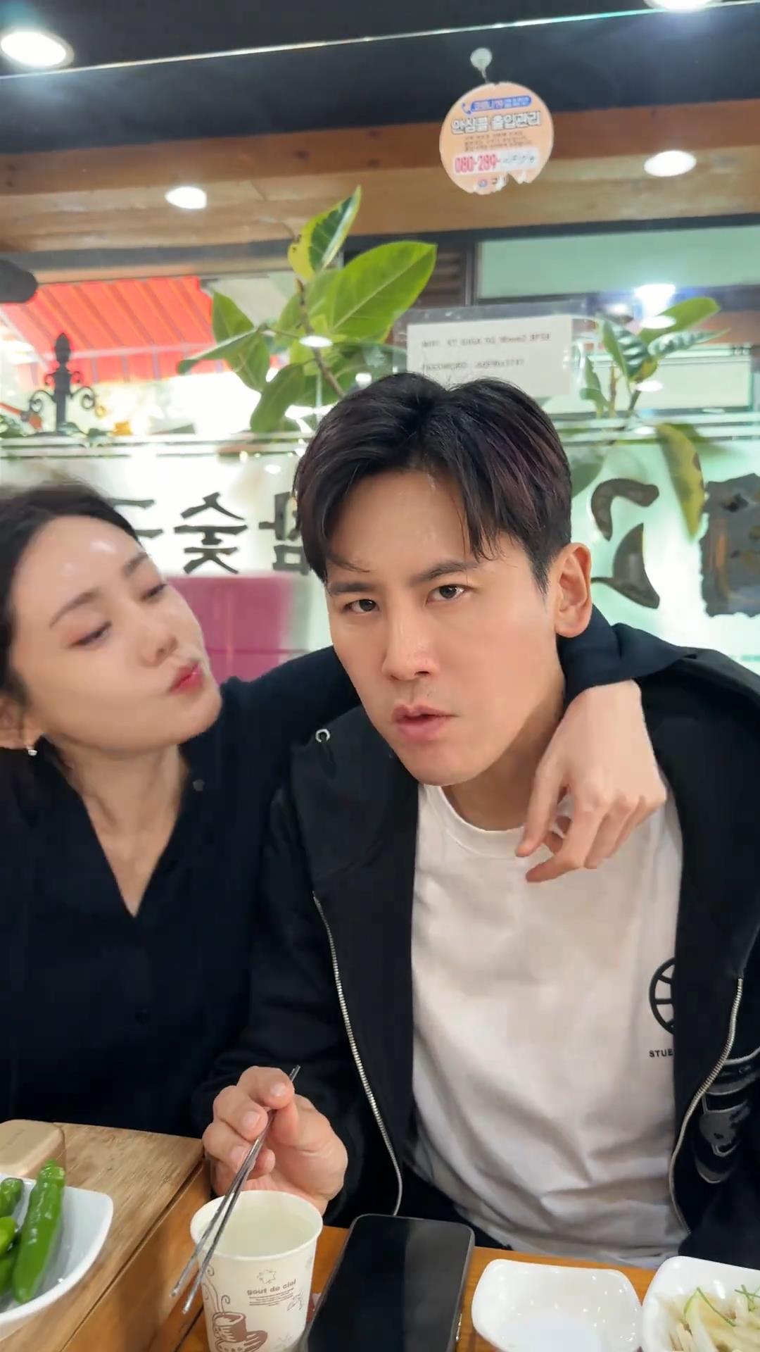 秋瓷炫看到于晓光忍不住哭了，甜蜜模样让人羡慕！
秋瓷炫开始直播带货了，这也没什么