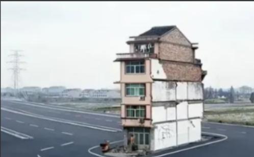 2003年，上海的“钉子户”张新国曾对拆迁办态度强硬，直接索要6套房、1个亿的拆
