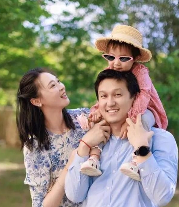 2018年，“排球女神”惠若琪嫁给了“北大才子”杨臻博。但婚后两年，他们却始终要
