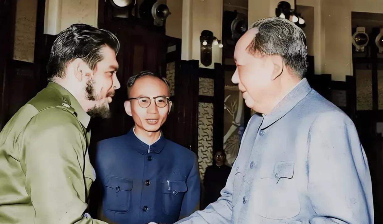 1960年，切·格瓦拉访问中国，与毛主席亲切握手，笑容满面，合影留念，永恒的回忆