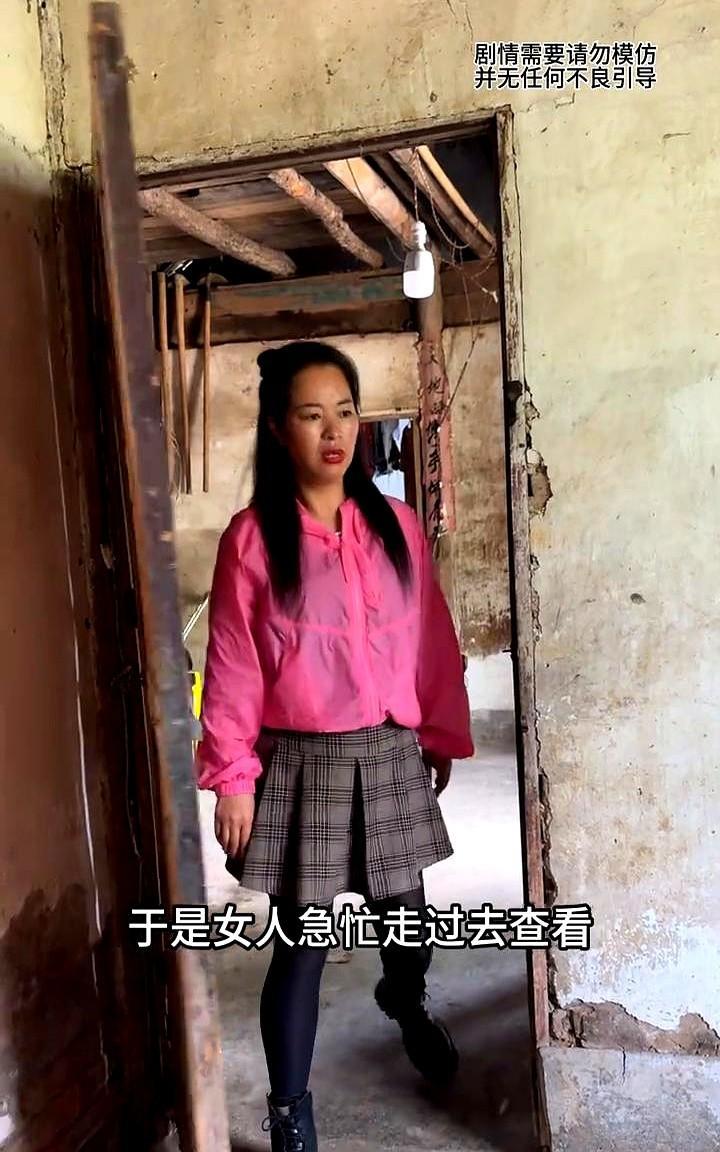 女人半夜起床去撒尿，却惊讶的发现丈夫不见了踪影。
这大半夜的丈夫还能去哪里？
于