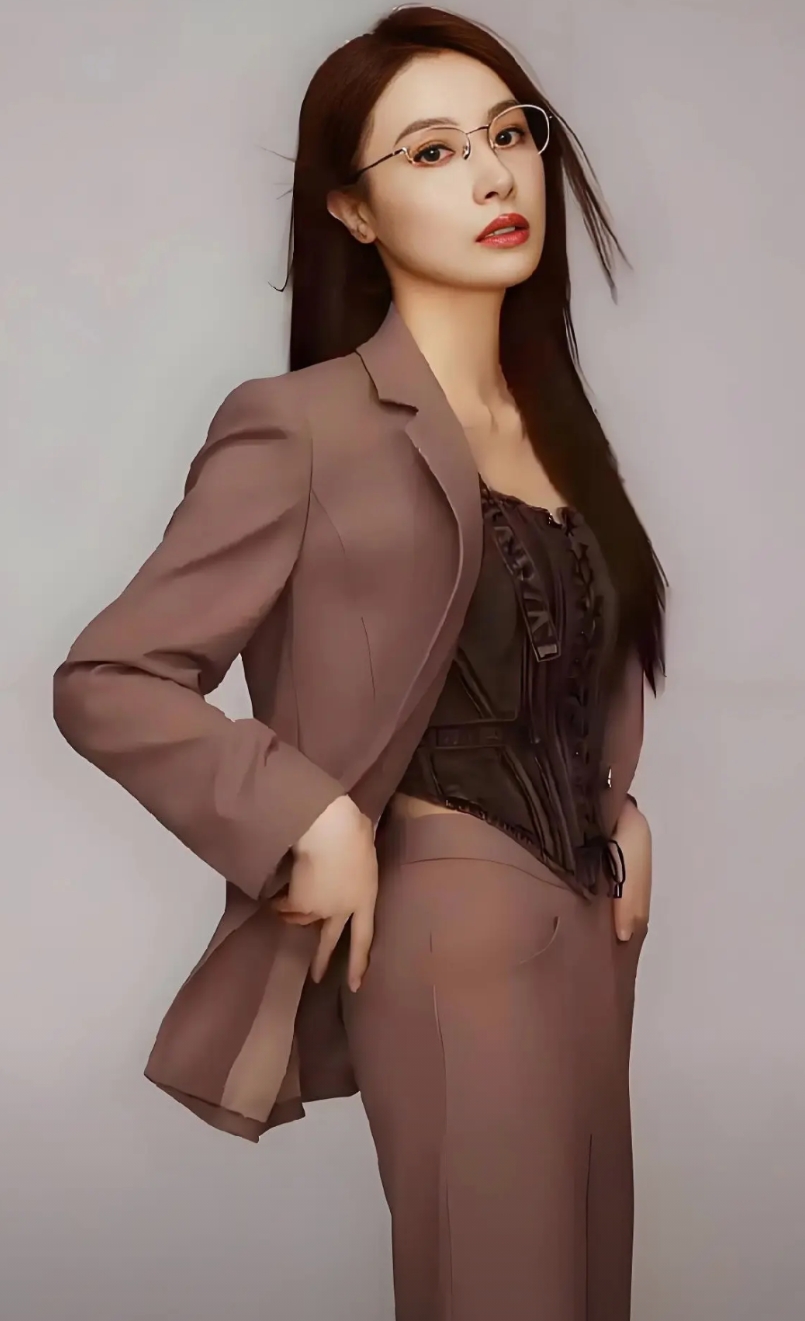 大家有没有觉得，只要是演员隆妮演的剧，但凡她想演出圈就必须得有一个前提条件，那就