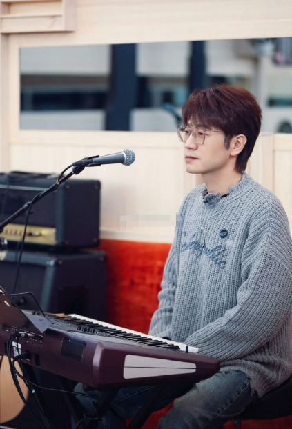 看到王铮亮沉浸在音乐中的样子，陈小春忍不住连连称赞，甚至起身模仿他的动作。亮哥被