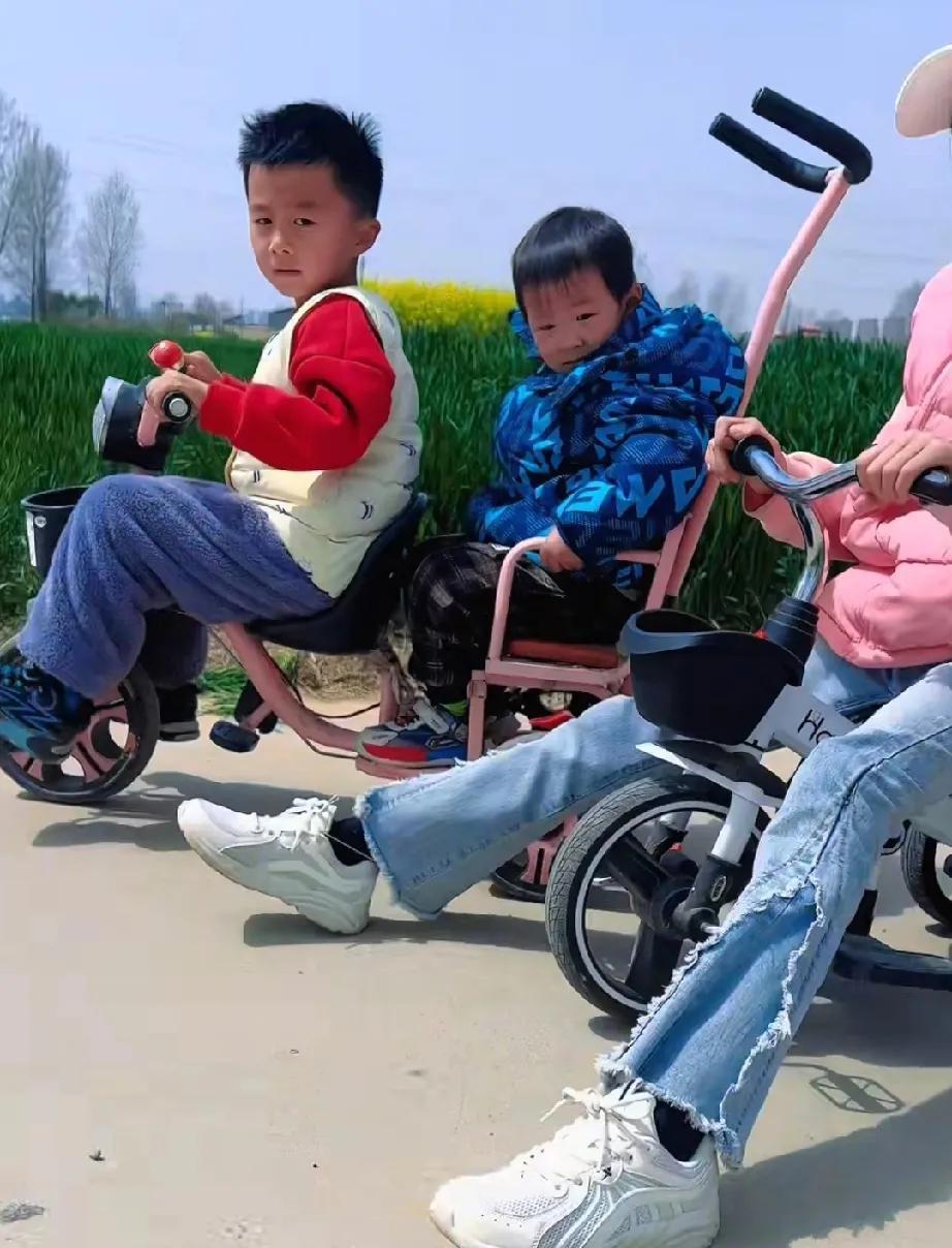 狂嫂又拿大威的两个孩子改姓说事，说大威后悔两个孩子改姓了。其实广大网友早就对改姓