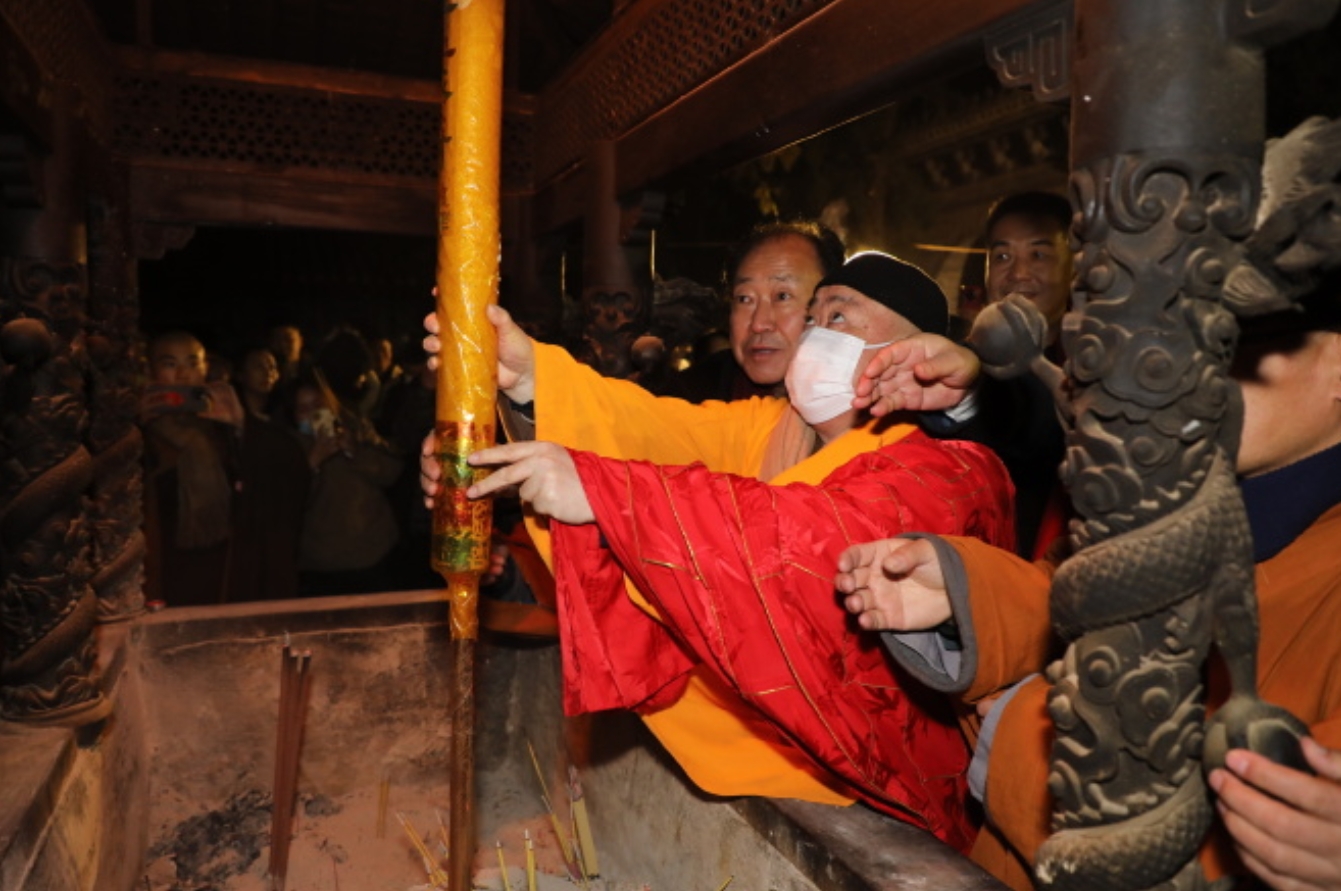 这是少林寺前方丈释永信在某年大年初一上第一炷香。少林寺的第一炷香分量很重。据说，