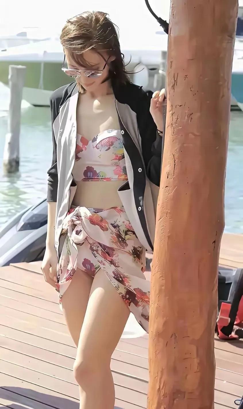 金晨的泳装照引发羡慕之声，人们对她的自然身材赞不绝口。
