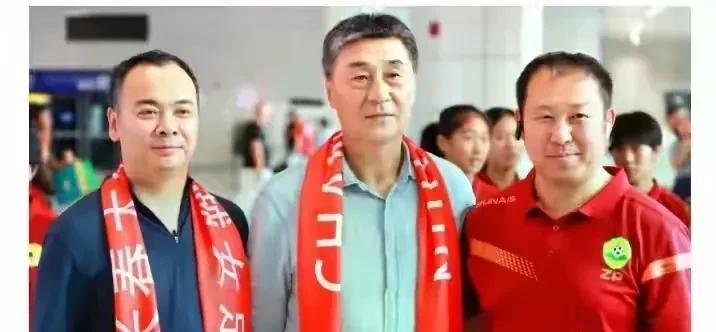 时隔四年贾秀全又出山了，这次他出任的是长春大众卓越女足主教练，看来已过花甲之年的