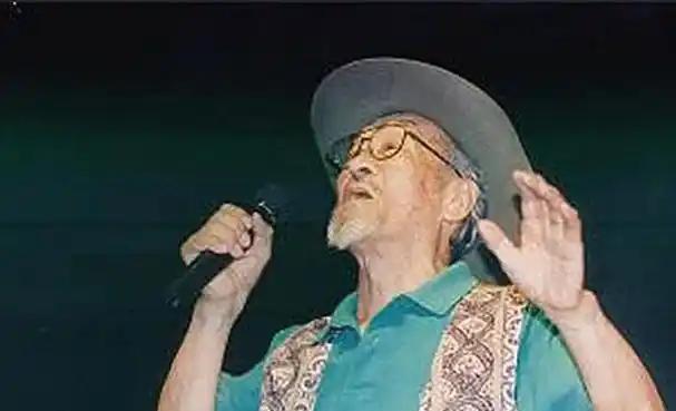 1941年兰州深夜，刚谱完新曲的王洛宾冒雪归家，钥匙插进锁孔的瞬间，竟听见客厅传