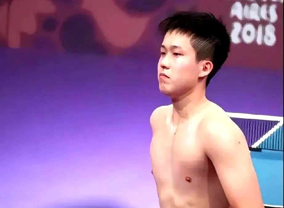 王楚钦被“管”了？

其实是被孙颖莎带得更讲究了。

以前比赛间隙，他随