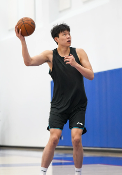 杨瀚森的运动能力就跟他的偶像约基奇一样，几乎没有。说实话协调性和灵活度也差约基奇