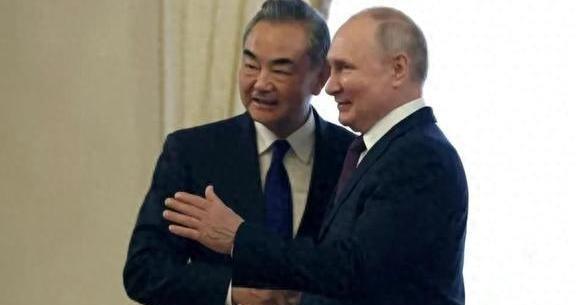正式接见，普京对王毅的诚意都藏在细节里了，甚至与接见他国总统时都不一样。
中国和