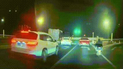 红绿灯路口处，比亚迪唐突然遭遇飞来横祸，不幸被抢红绿灯的货车迎头撞上。在这起事故