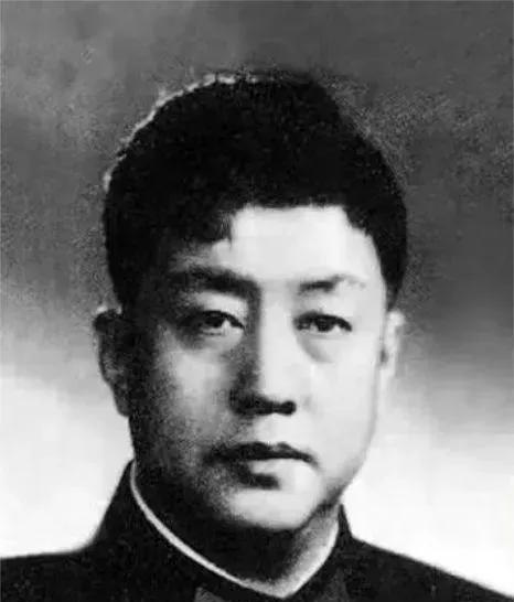 八十年代时，新疆生产建设兵团副政委史骥在广州出差，偶尔遇见了广东省旅游局党组书记