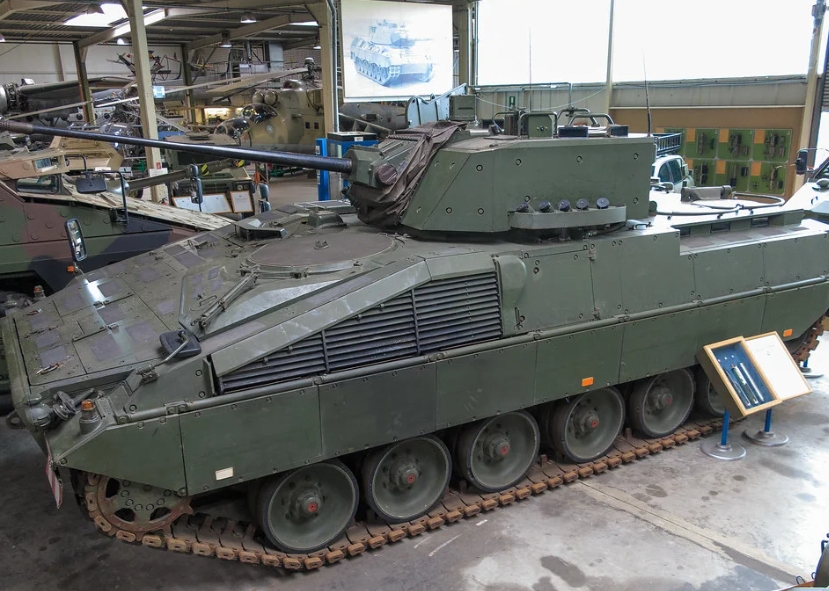 “黄鼠狼2”步兵战车动力为MTU 881 Ka-500型8缸柴油发动机，搭配伦克