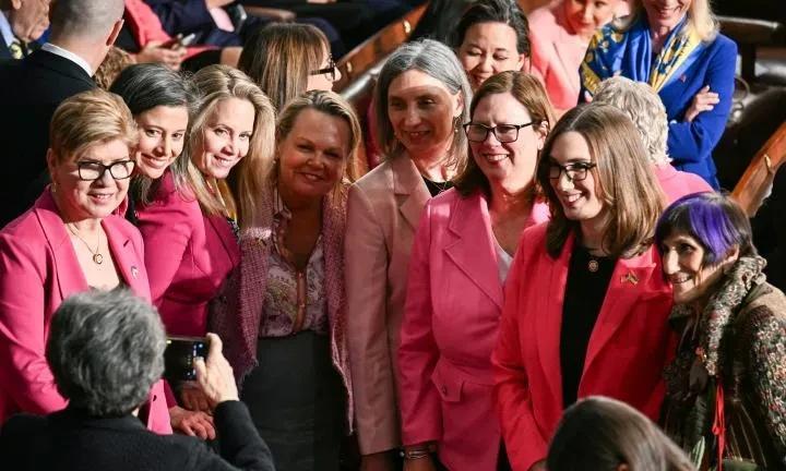 民主党数十名女议员全都穿上粉色服装参加特朗普首次国情咨文演讲。
特蕾莎·莱格声称