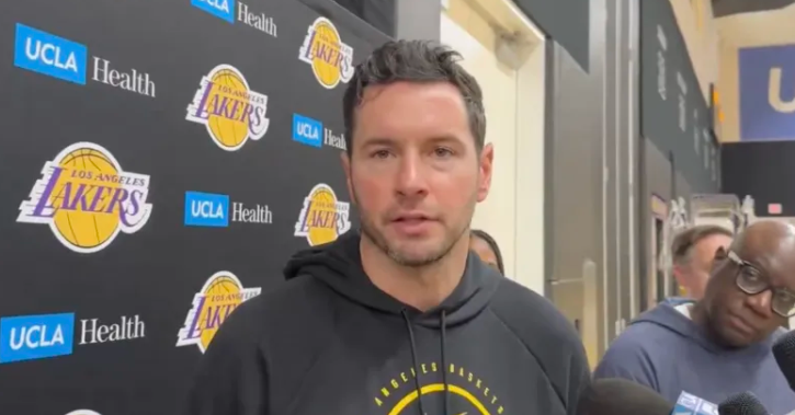 明日NBA常规赛，湖人将对阵活塞。
湖人主帅JJ-雷迪克接受了记者采访，在谈小尼