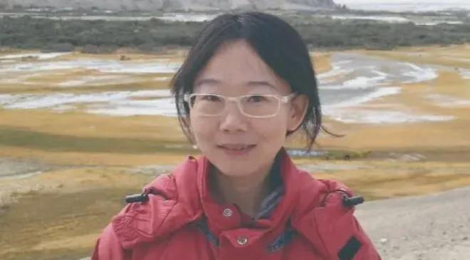 1998年，19岁的少女李娟爱上了一位哈萨克族少年，他高大英俊，轻轻拨动琴弦，也