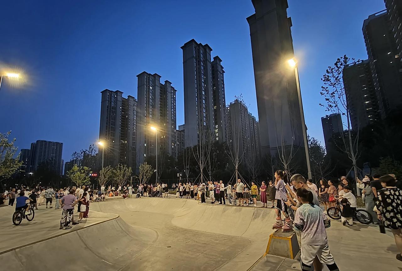 西安最热闹的公园
从早晨开始，一直到晚上，可以说，公园里边一直有人在这里活动，其