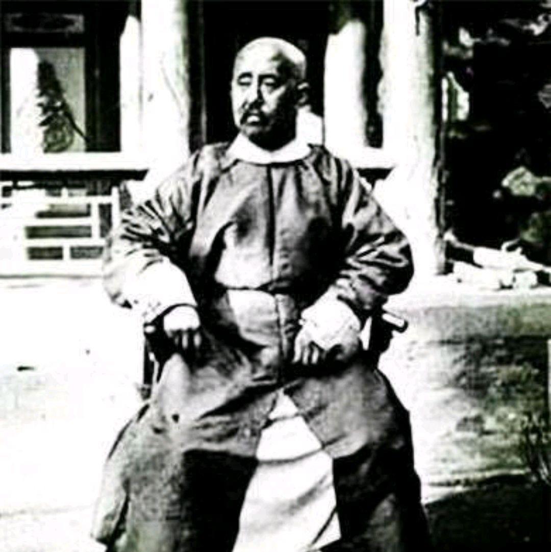 1865年，晚清名将僧格林沁，在追剿捻军的战斗中遭遇伏击，身受重伤的他躲进了麦地