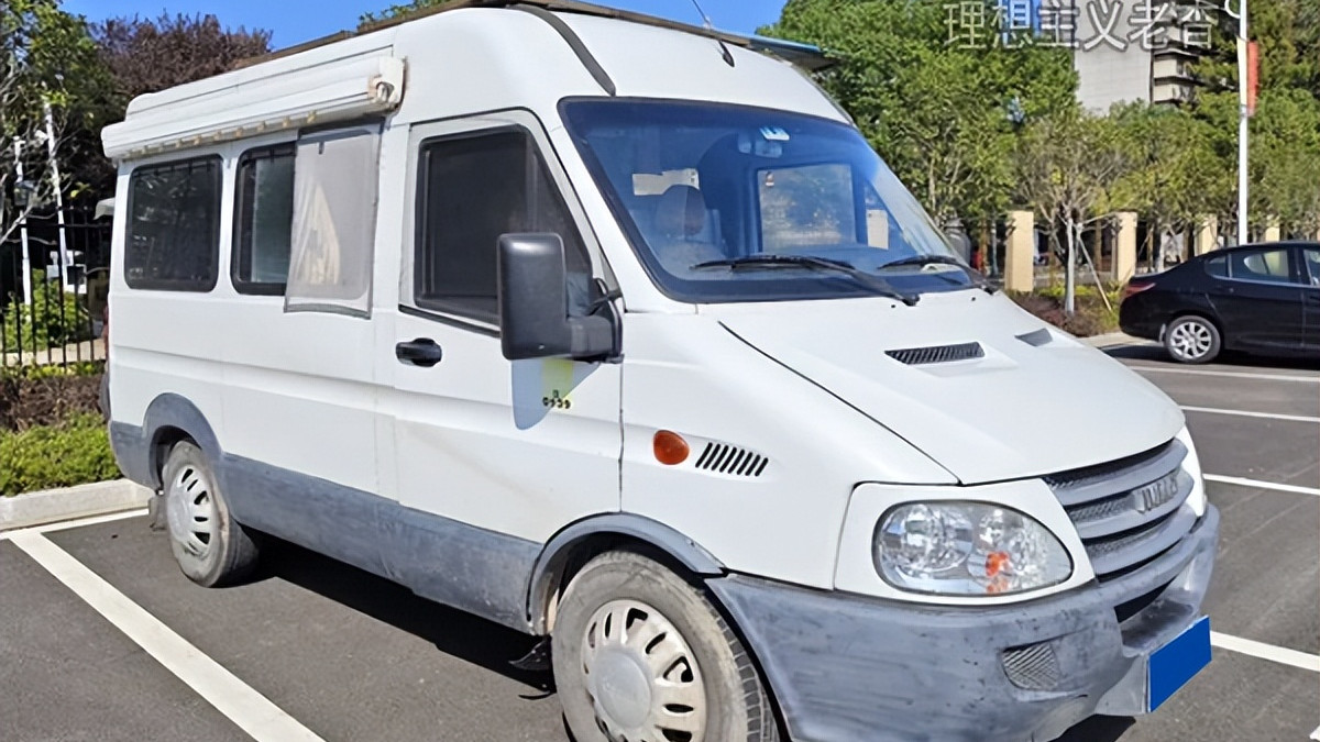 中后排座椅拆除，依维柯宝迪改装床车自驾游，露营车旅行就是实用