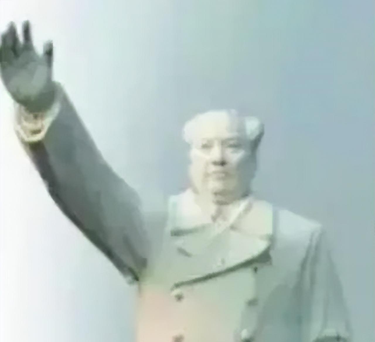 1968年8月，中国当时最大的毛主席雕塑落成！许将军批示:“把这尊毛主席像拿到南
