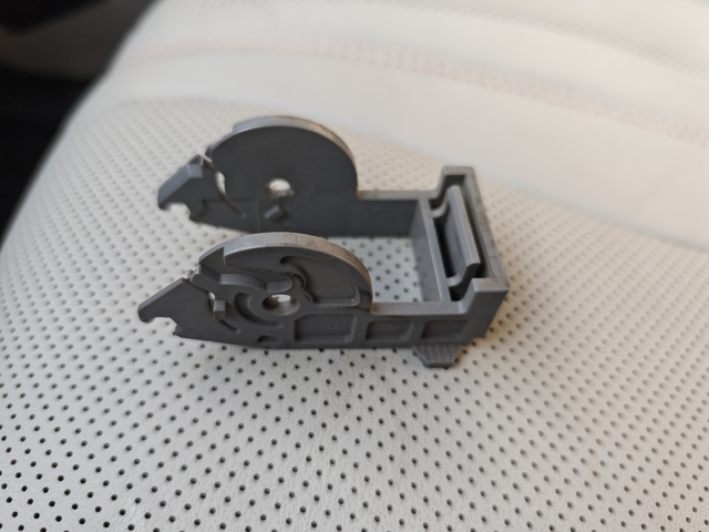 24宋PLUSDMI荣耀款
在4儿子保养左前护板下发现一个卡子，检查后也不知道哪