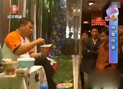 许多年以前，导演为了节目效果，让郭德纲接受一项挑战，被关进橱窗两天并且要通过自己