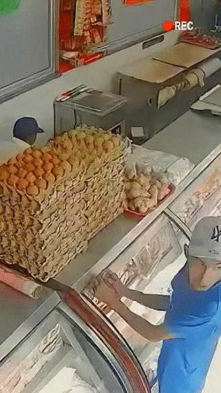 外国一小哥想偷几盘鸡蛋？
尽管他已经是非常小心了，结果最后还是被店主发现了？
他