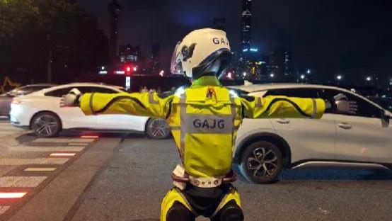 上海交警已经不是人……