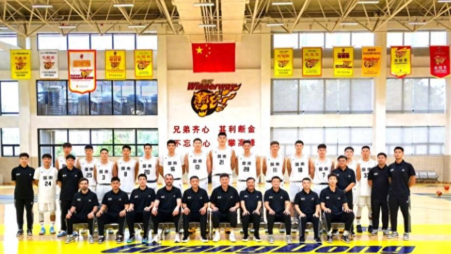 广东全运男篮15人大合照，赵睿临时离队，杜锋带队争冠遇拦路虎