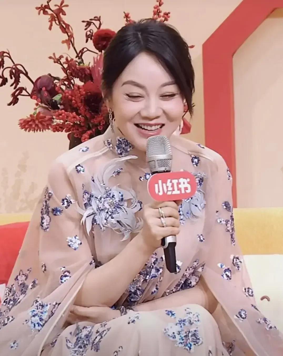 主持人问闫妮你还跟前夫联系吗？她说肯定有联系，我们是很好的朋友。毕竞两人还有孩子