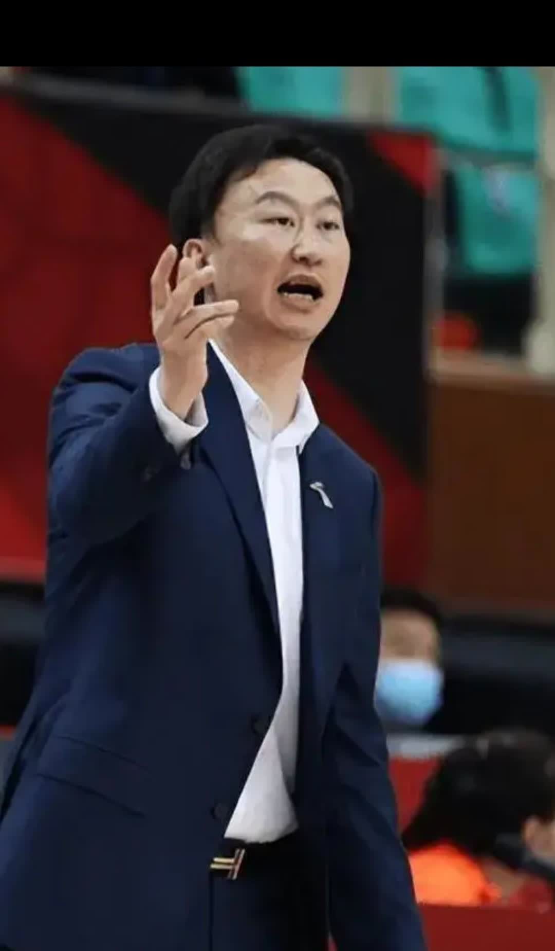今晚广东男篮再次出战，对阵我青岛男篮。刘维伟是否能给杜峰上一堂课？拭目以待。不过