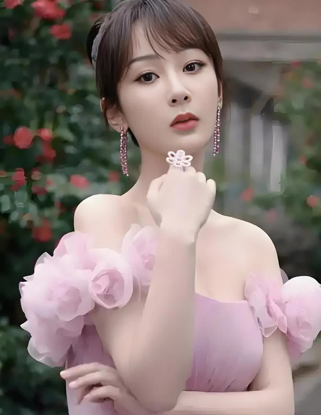 娱乐圈也找不到对象。

杨紫说：

我没有对象，身边的朋友也少。

