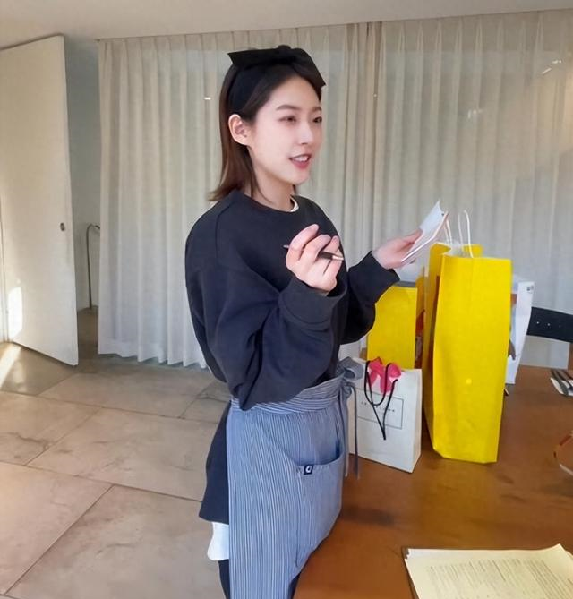 谁能想到，曾经荧幕上光芒四射的金赛纶，竟会在咖啡店里默默打工？3月14日，一段视