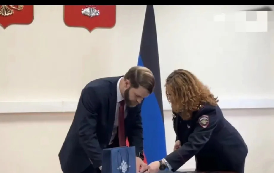 美国人帮俄军，入了俄籍还骂美国











美国人竟然叛变了？这事儿简