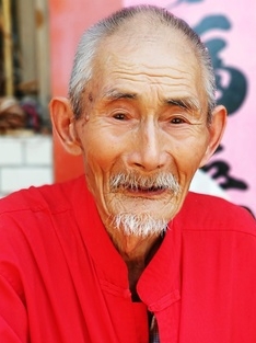 几年前，村里一位老人临死前，含泪对站在床前傻妻子说：“我本想死之前，用耗子药毒死