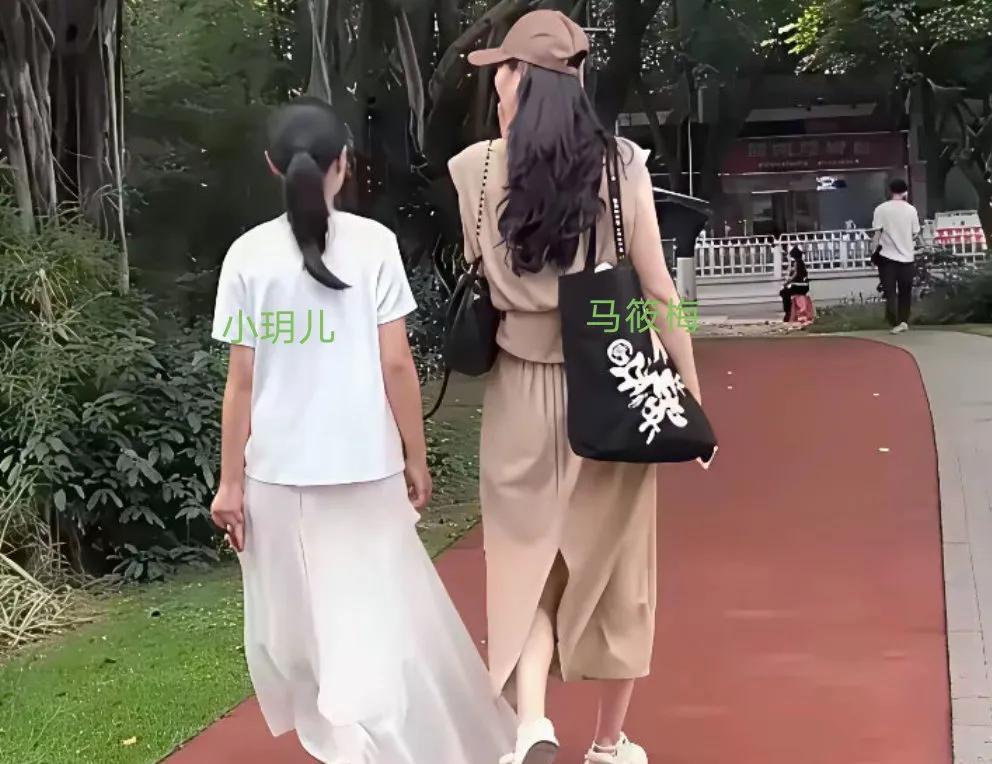 马筱梅与小玥儿愉快地逛公园，小玥儿的自信长裙装扮和两人和谐的相处让大S松了一口气