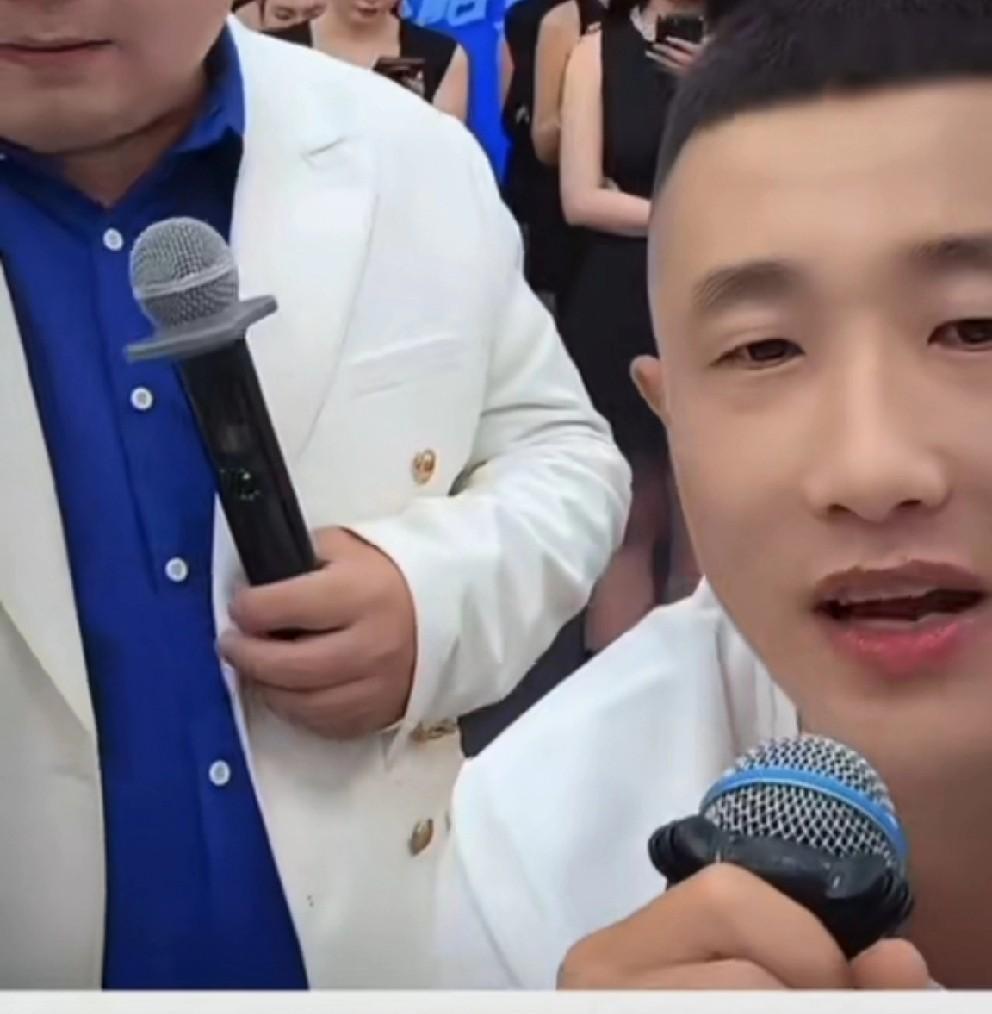 方丈警告八点的pk主播，给张二嫂留半小时带货时间，兔子急了都咬人！
      