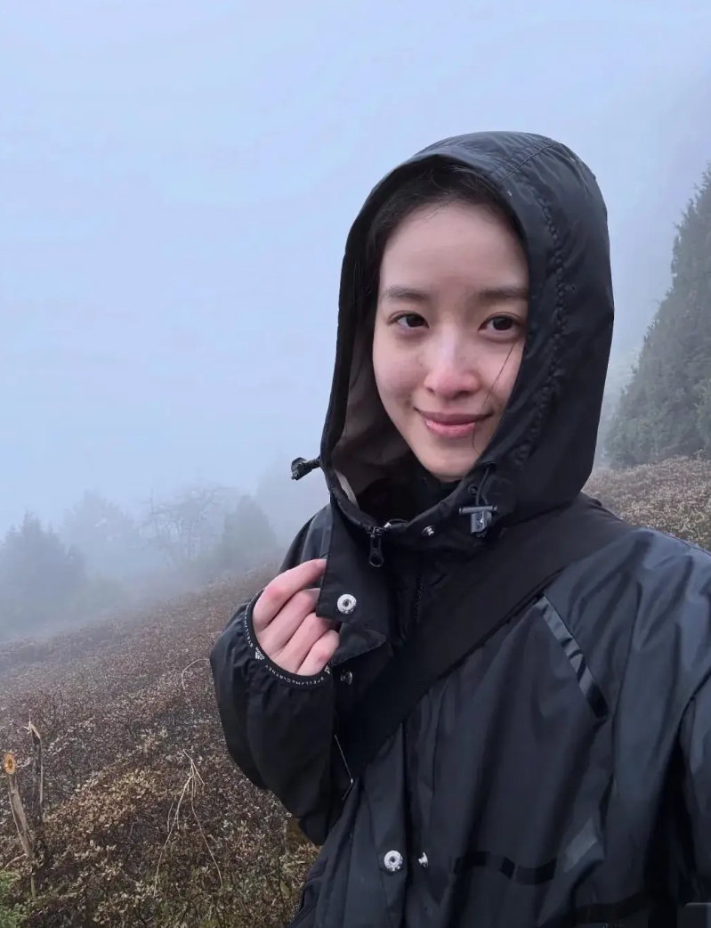 明星们为啥都爱去不丹徒步啊？不丹那么穷的国家，景色也一般啊[笑哭]背后的景色风景